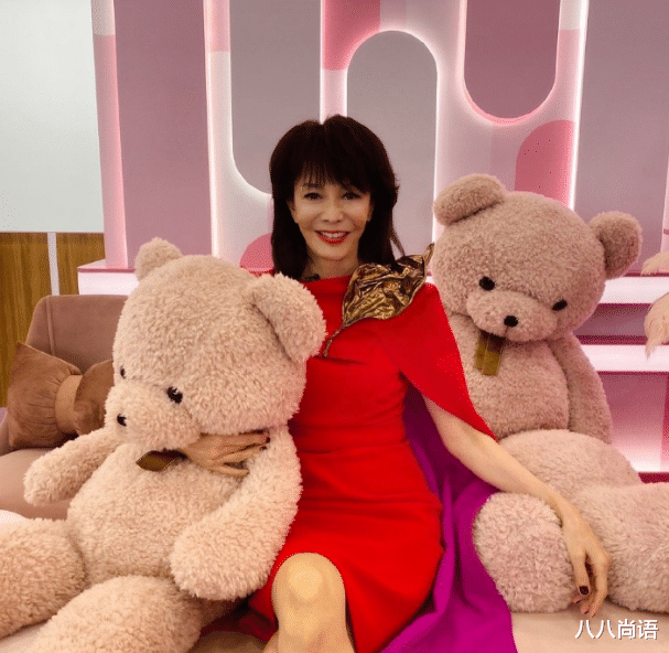 郑裕玲|64岁郑裕玲庆生照，V领毛衫配小黑裤彰显高级美，曾自曝不信婚姻