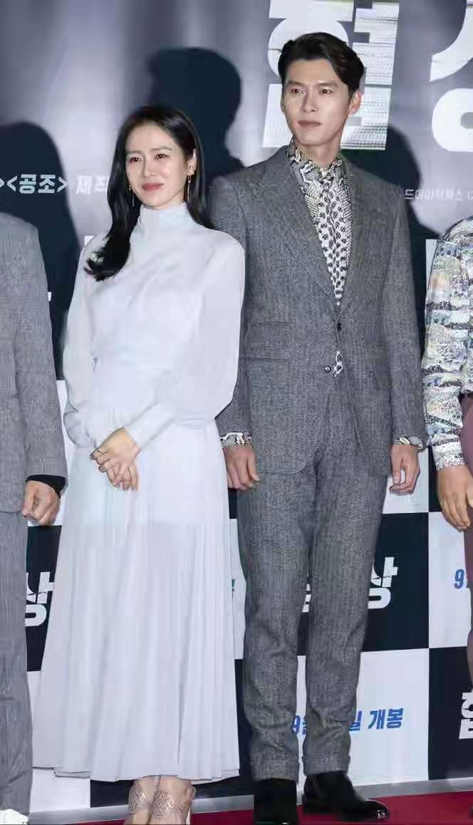 孙艺珍|玄彬久违露面连背影都帅气！穿高腰裤翘臀抢眼，跟孙艺珍约会超甜