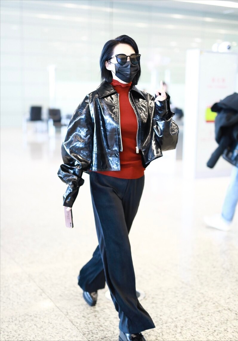 BiuFashion|许晴真看不出50+的年纪，黑色皮衣穿得很飒爽，魅力真挺强