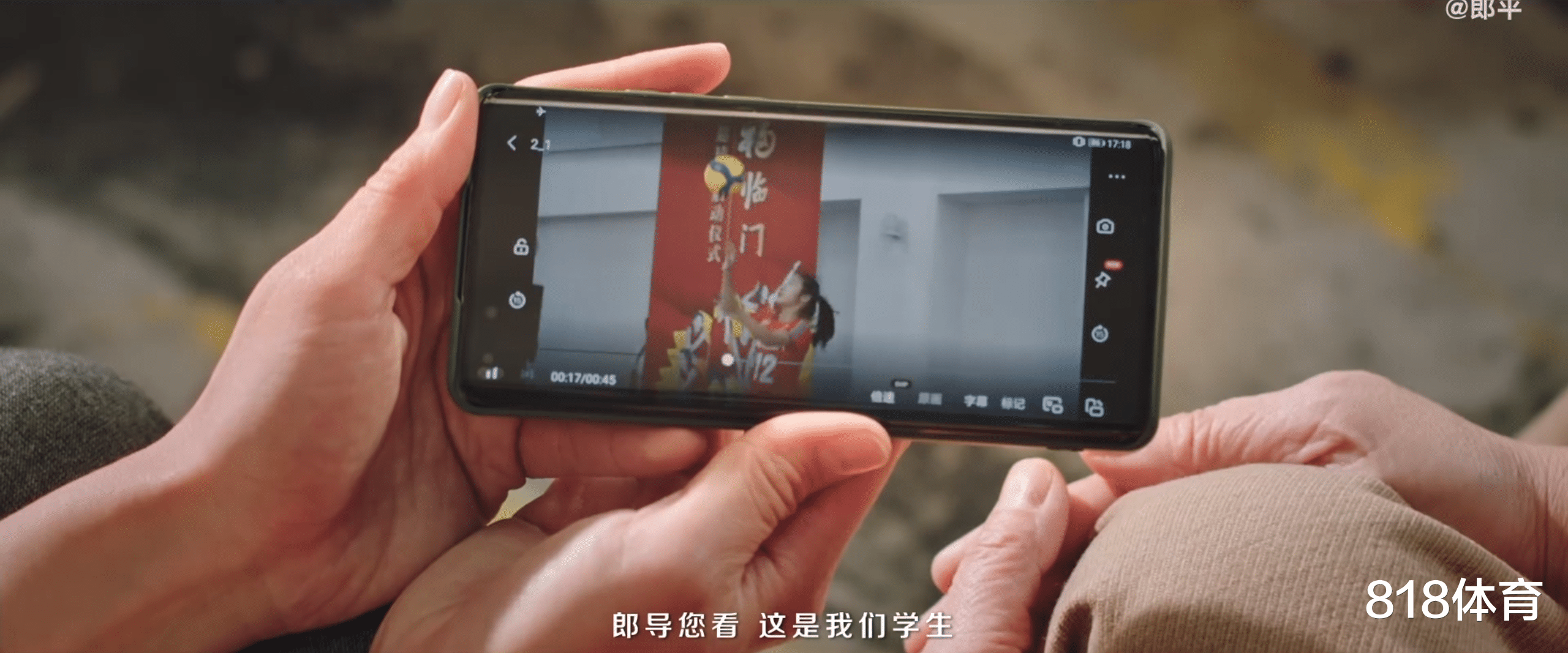 魏秋月|温馨! 郎平新年喜迎魏秋月做客, 1岁孙子叫姥姥, 郎导叮嘱爱徒教他打排球