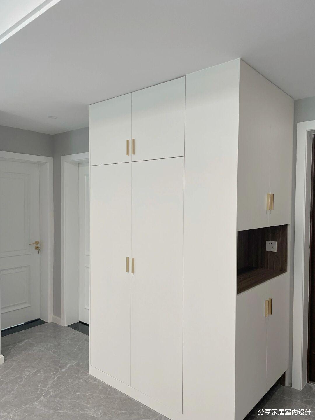 |她家花了20万装修，全屋网红灰，漂亮又耐脏，木匠打柜子也很满意