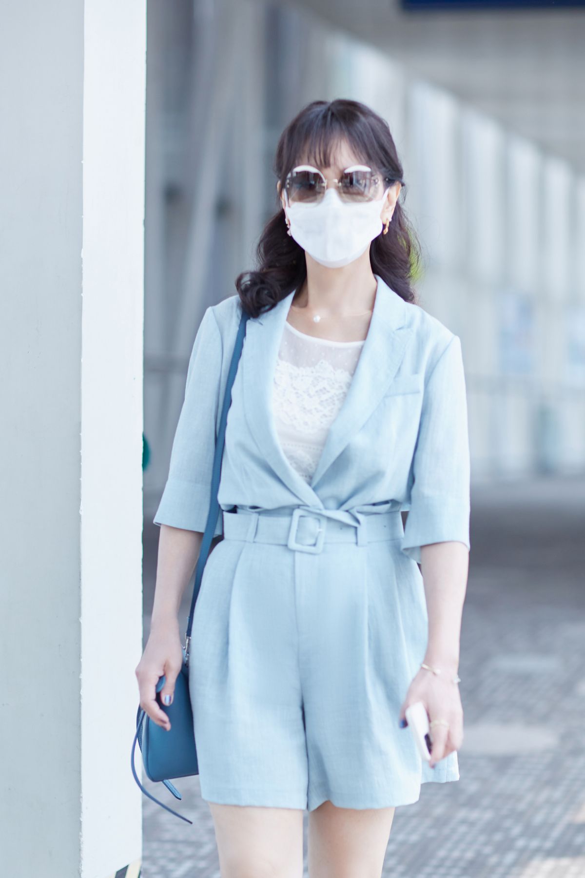 大表姐的时尚圈|赵雅芝真的很会穿,“西装连体裤”优雅范十足,真看不出年近70