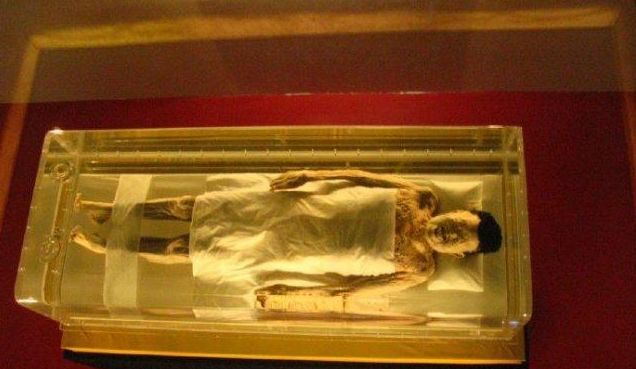 浓烈难咽下|古墓发现不腐“湿尸”，考古队束手无策，盗墓贼看不下去：让我来