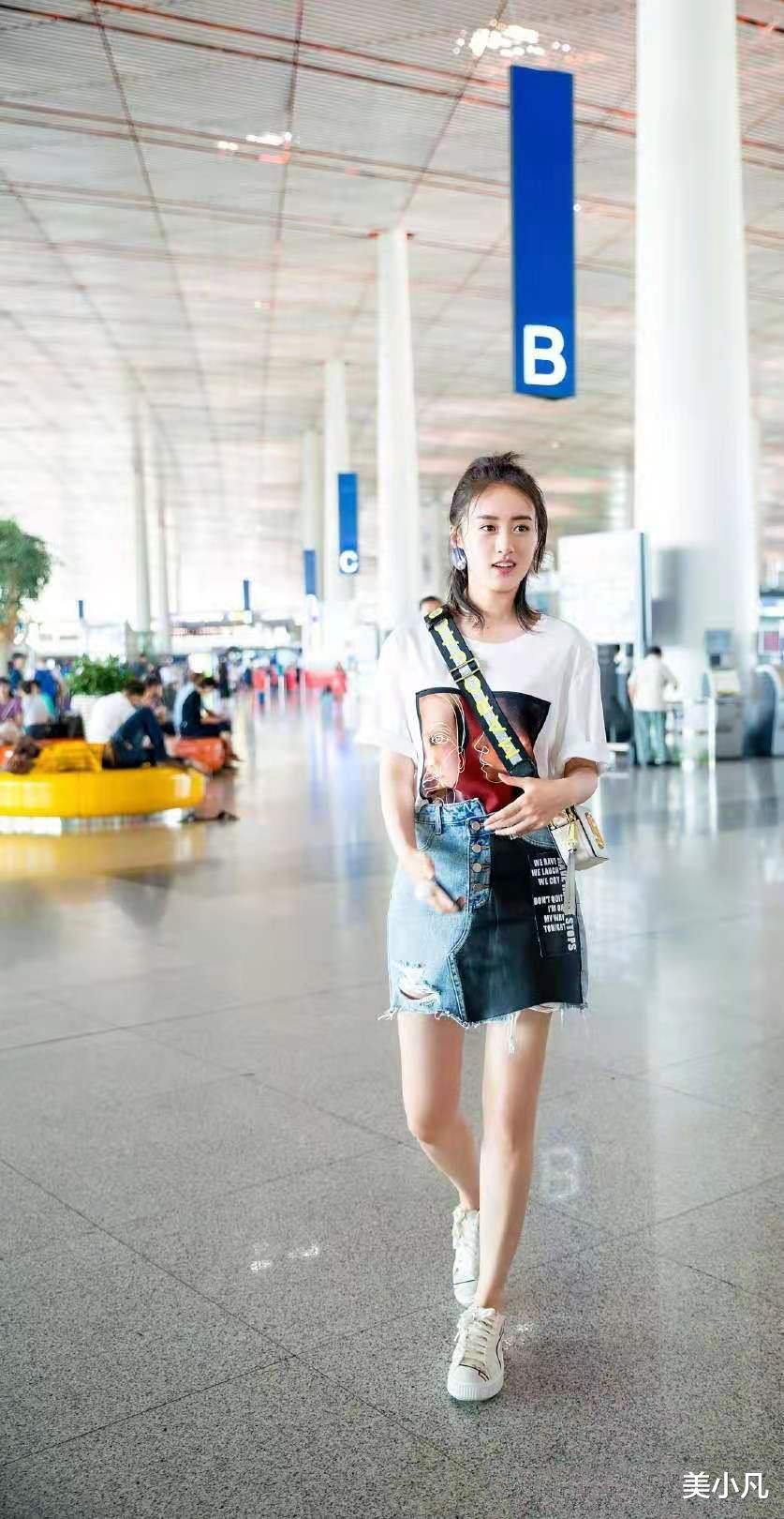 袁冰妍|袁冰妍亮相机场，印花T配拼接裙分外抢镜，气质甜美如邻家少女