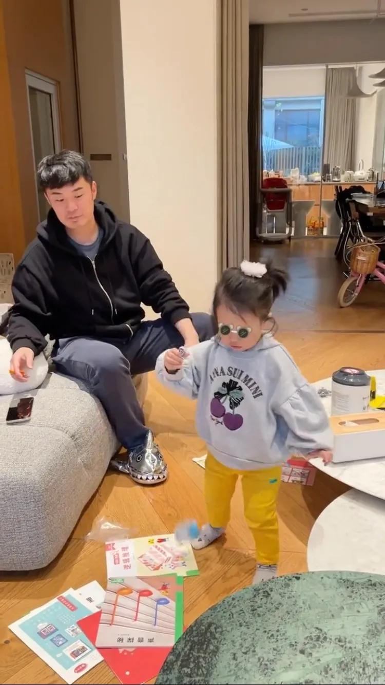 陈赫|陈赫陪俩女儿玩耍互动温馨，充当工具人任由女儿摆布，简直太宠溺