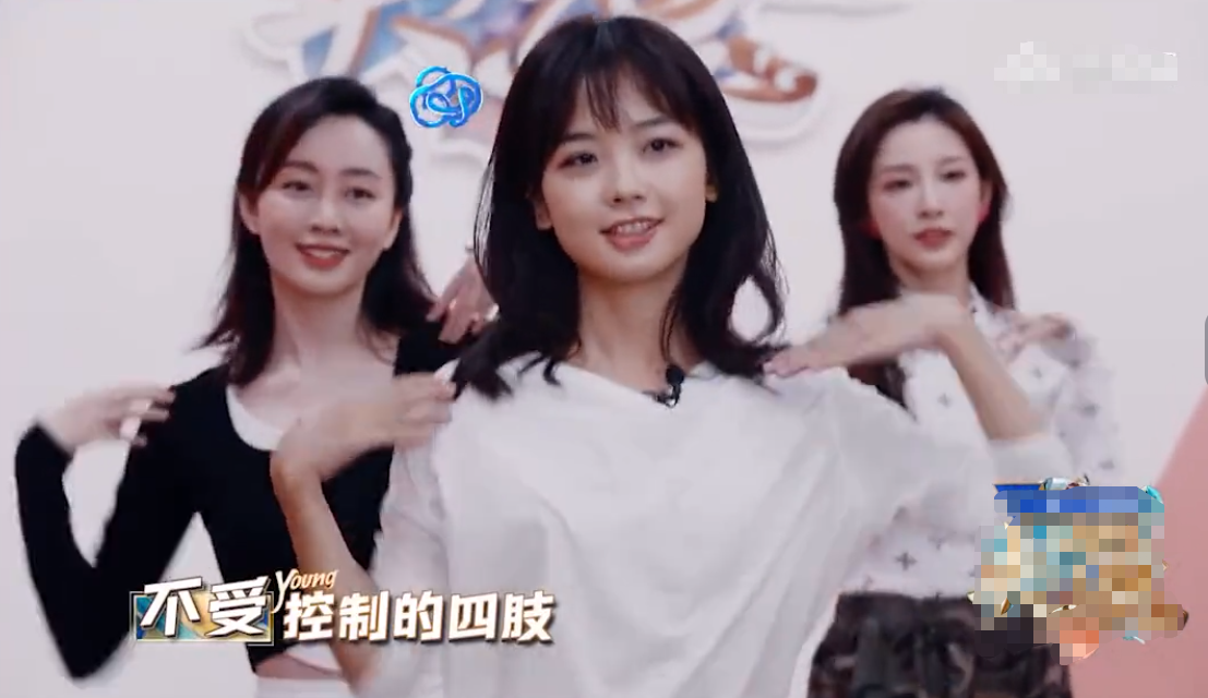 王冰冰|央视王冰冰现身游乐场！穿魔法披风厚跟鞋，甜妹笑容击中路人心