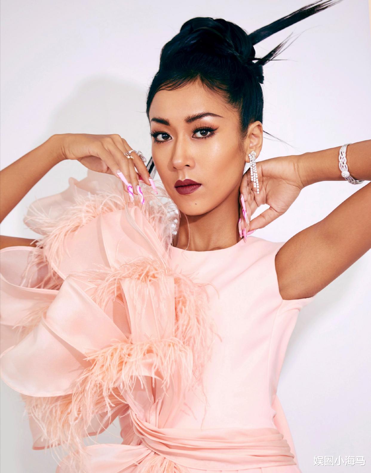 张歆艺|吉克隽逸帮林允做美甲，手臂暴露真实肤色，脱离美白滤镜后是真黑