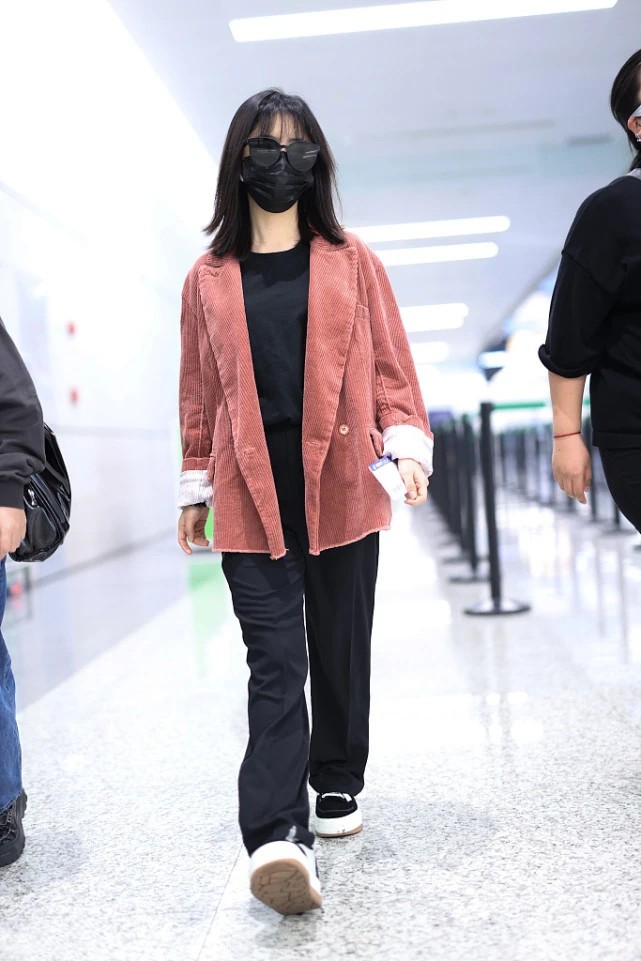 大表姐的时尚圈 162cm谭松韵的秋季搭配,穿灯芯绒西装复古潮流,配条西裤很文艺