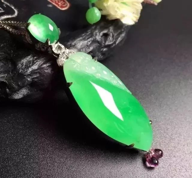 |有钱人拿750万的翡翠拿来当床，手镯芯当砖砌墙！