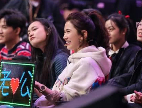 鞠婧祎|鞠婧祎不愧是“港风美人”，“发量惊人”让人羡慕，多年自用的洗发水火了