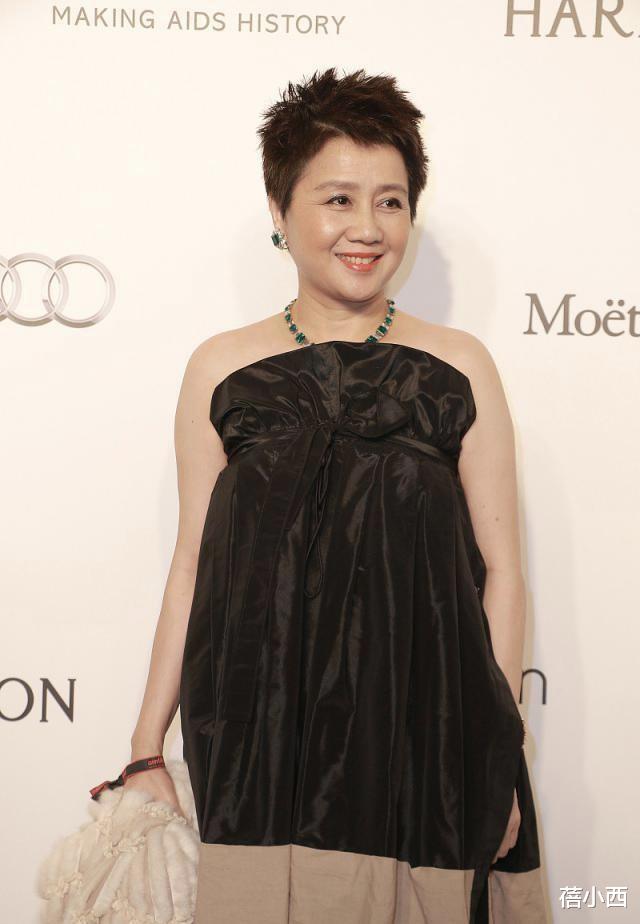 发型|赌王四太梁安琪不像61岁的人，穿抹胸娃娃裙配短发，扮嫩太有水准