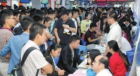 内卷|名校生争当流水线操作工，高学历就业多内卷？“体制人”乐在其中