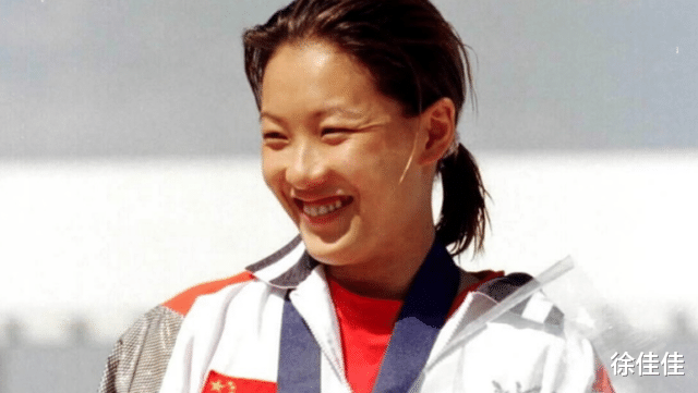 李一桐|伏明霞搬出梁家豪宅，与梁锦松被传已离婚？或是因为妻子闺蜜