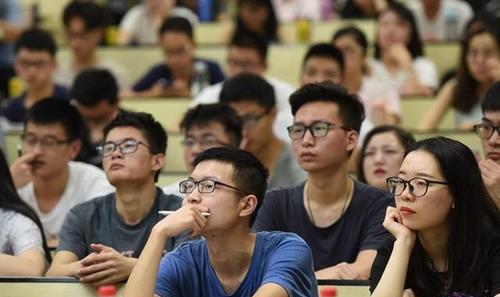 耳机|偷耳机成网红，却不知羞，还在网上显摆：自己想退学，不幸被保研