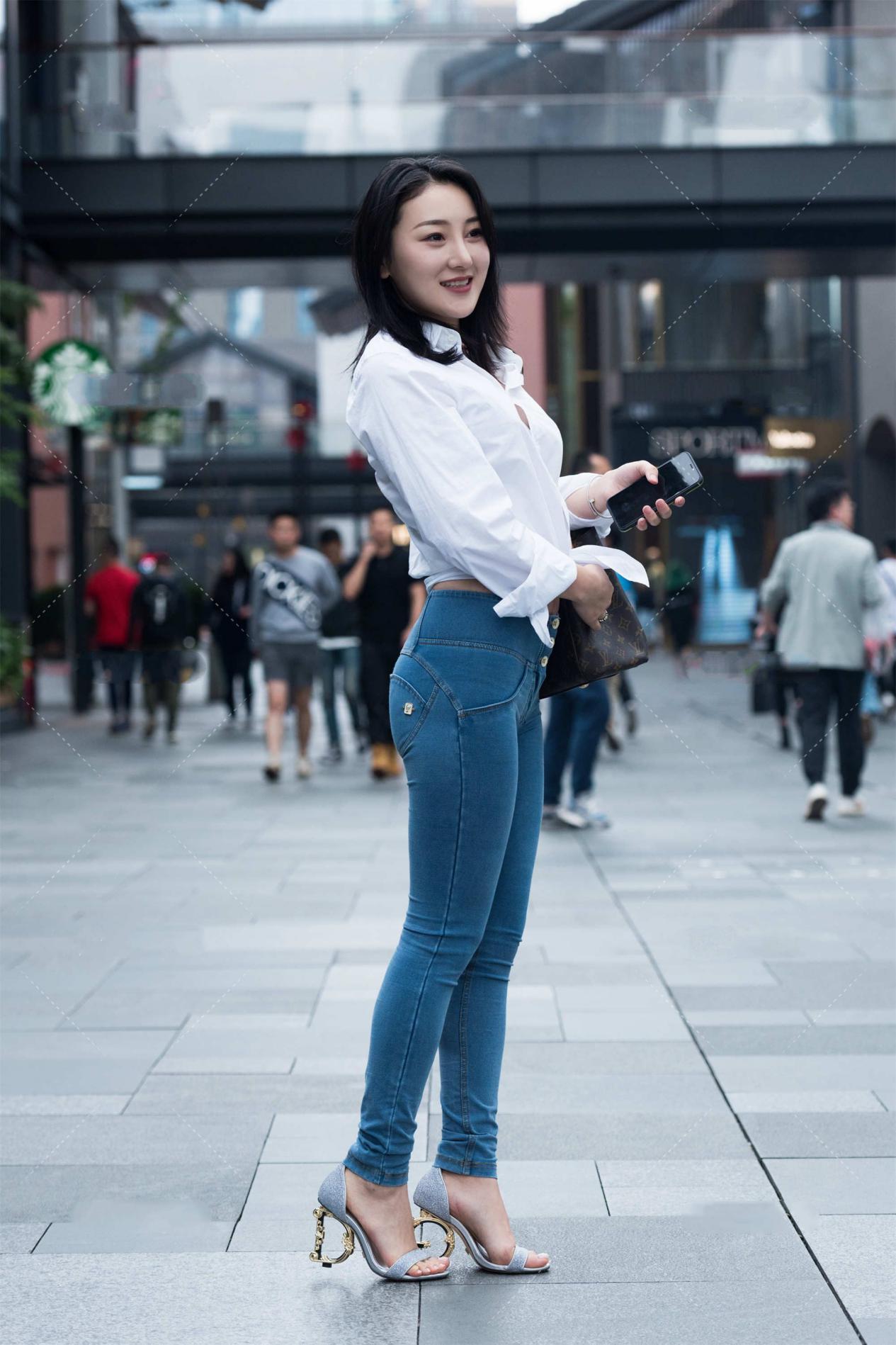 穿衣搭配|白衬衫与牛仔裤的搭配，简约时尚，高级又有质感