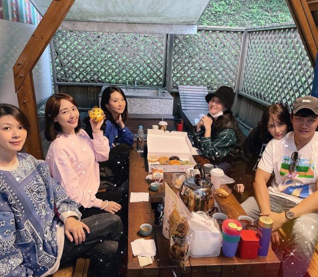 霍思燕|备孕成功？陈乔恩带男友与姐妹一起度假，人胖一圈还用包遮挡肚子