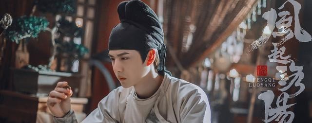 王一博|王一博出席香奈儿活动，后台照一出，像极了被迫营业的小朋友