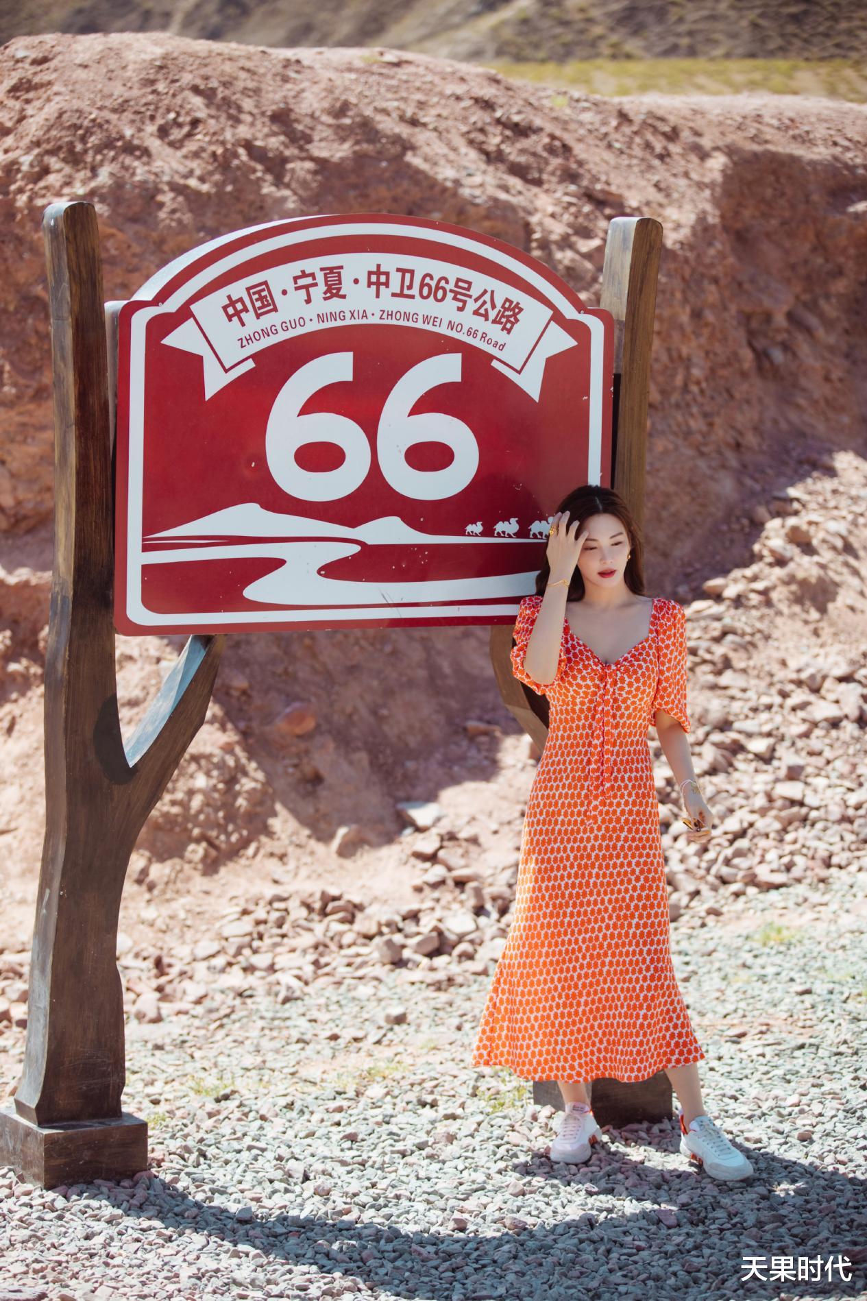 天果时代 张雨绮真相信追她的人排到法国,穿碎花裙性感美艳,明艳的大美女