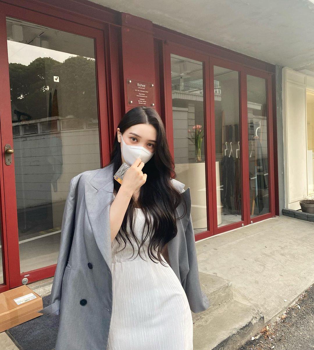 一个爱穿搭的小马甲|你真的会穿吊带裙吗？不妨多试试时髦穿法，气质感十足魅力无限