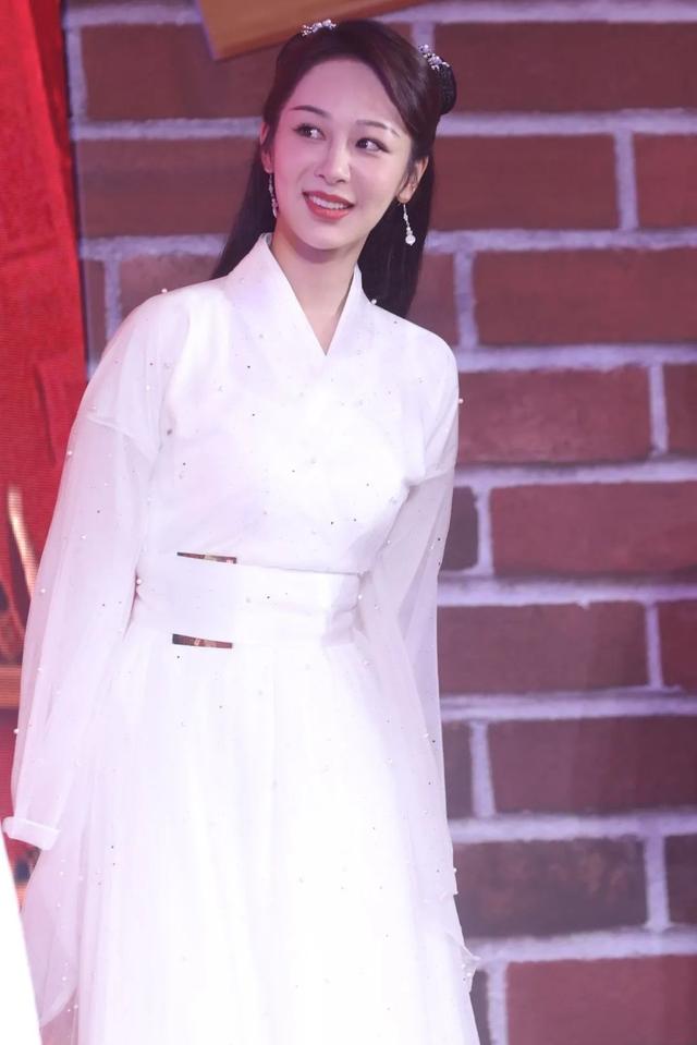 杨紫|现实版辛德瑞拉？解密杨紫的颜值逆袭之路