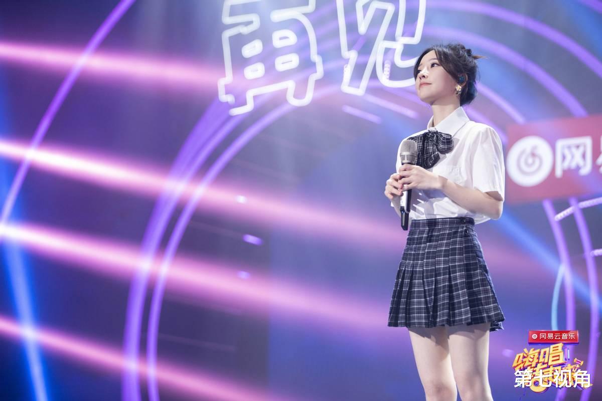 第七视角 《月牙湾》也太经典了，冯提莫直播翻唱，这个版本怎么样？