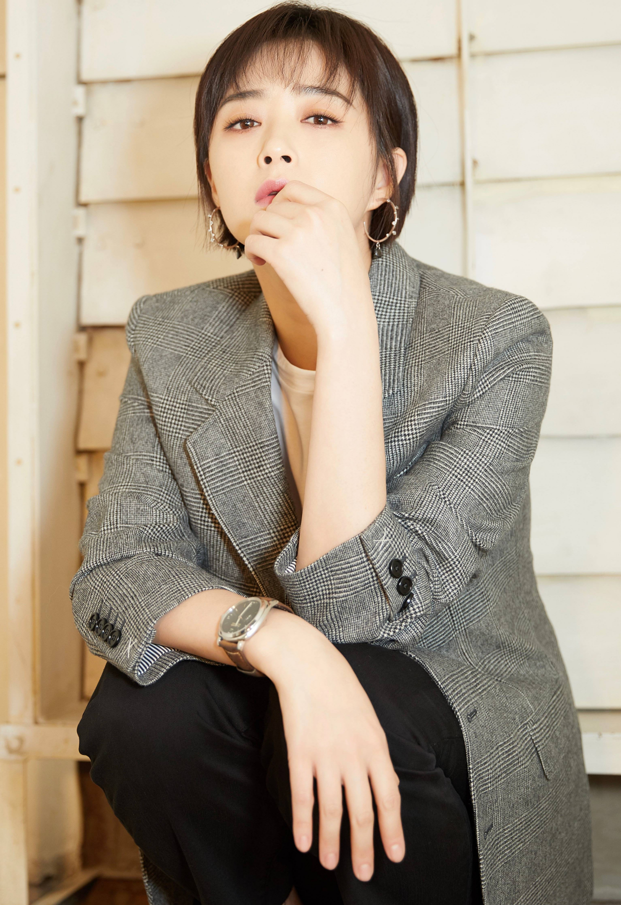 哚乐Like时尚|被蒋欣长发造型美到了!印花夹克配短裤下衣失踪,模样清纯又甜美