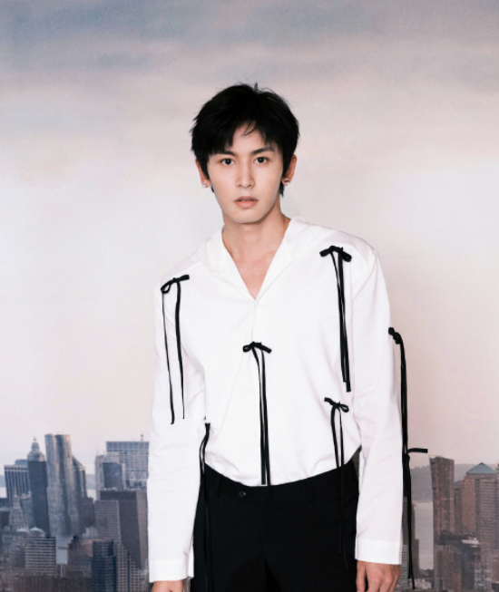 张哲瀚|娱乐圈业内人士回踩张哲瀚，人刚火就耍大牌，拍广告都要用替身