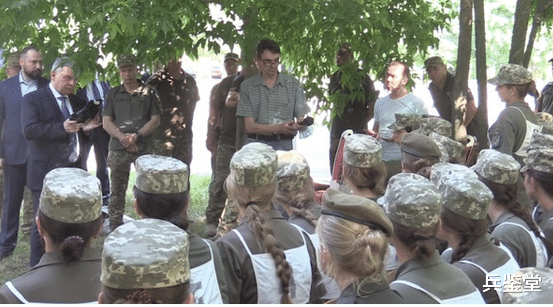 討好美國教官？烏克蘭女兵穿高跟鞋踢正步，背後沒有這麼簡單-圖4