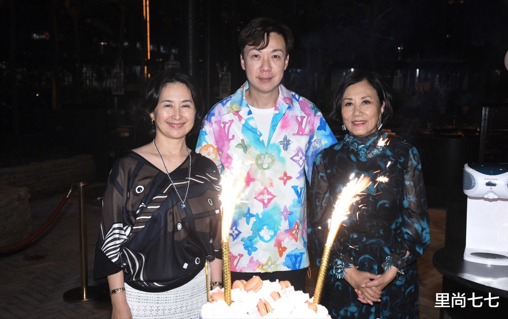 何超琼|何超琼为男友人庆生，亲密搂抱手把手切蛋糕，同框四太闺蜜好客气