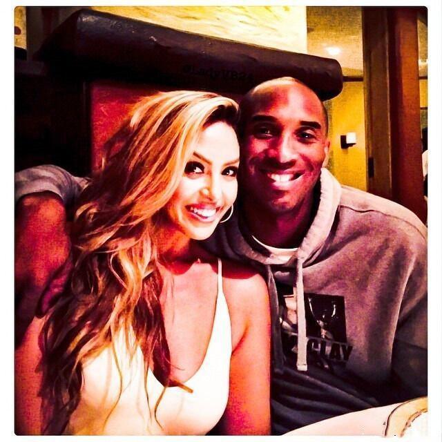 帅哥|失守了？用手势逗得瓦妮莎哈哈大笑的年轻帅哥是谁？有啥来头？