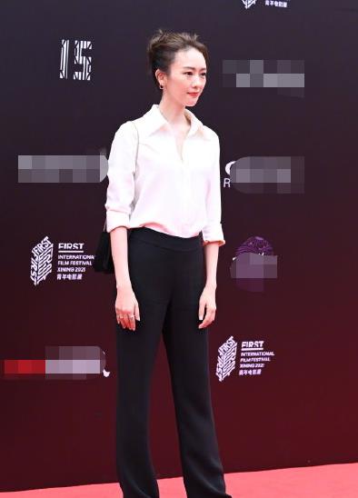 行星秘闻|女星红毯生图超亮眼！周冬雨裸色长裙秀排骨身材，姚晨深V超大胆