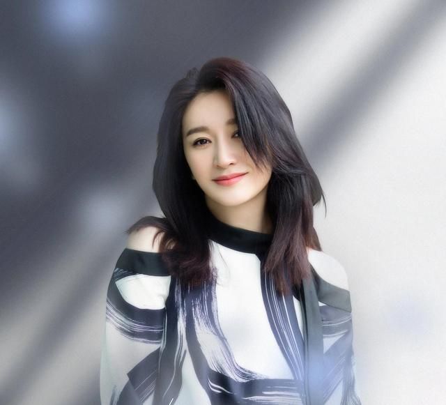 李小冉|演员李小冉，40岁苦尽甘来，5个亿随便花，被丈夫宠成宝