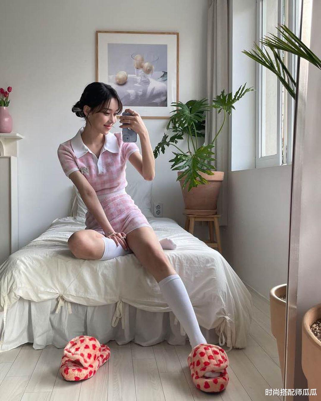 时尚搭配师瓜瓜|?最近火了一种穿法，叫“裙装+袜子”，新潮时髦，还很显瘦