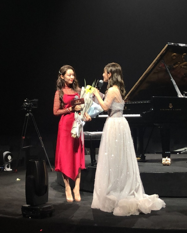 杜淳|离开针织衫的吉娜仍惊艳，穿姨妈裙细腰根本不用P，郎朗一脸傲娇