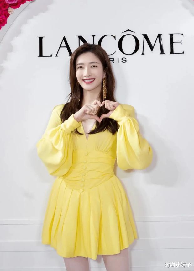 时尚辣妹子|江疏影终于不走性感风，连衣裙甜美减龄，未能入围白玉兰奖太可惜