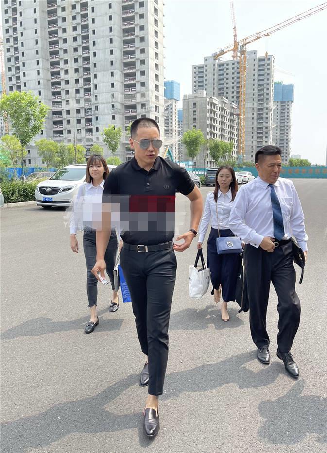 行星秘闻|高云翔一身黑衣现身法院,寸头造型发量显稀疏,自称相信法律公正