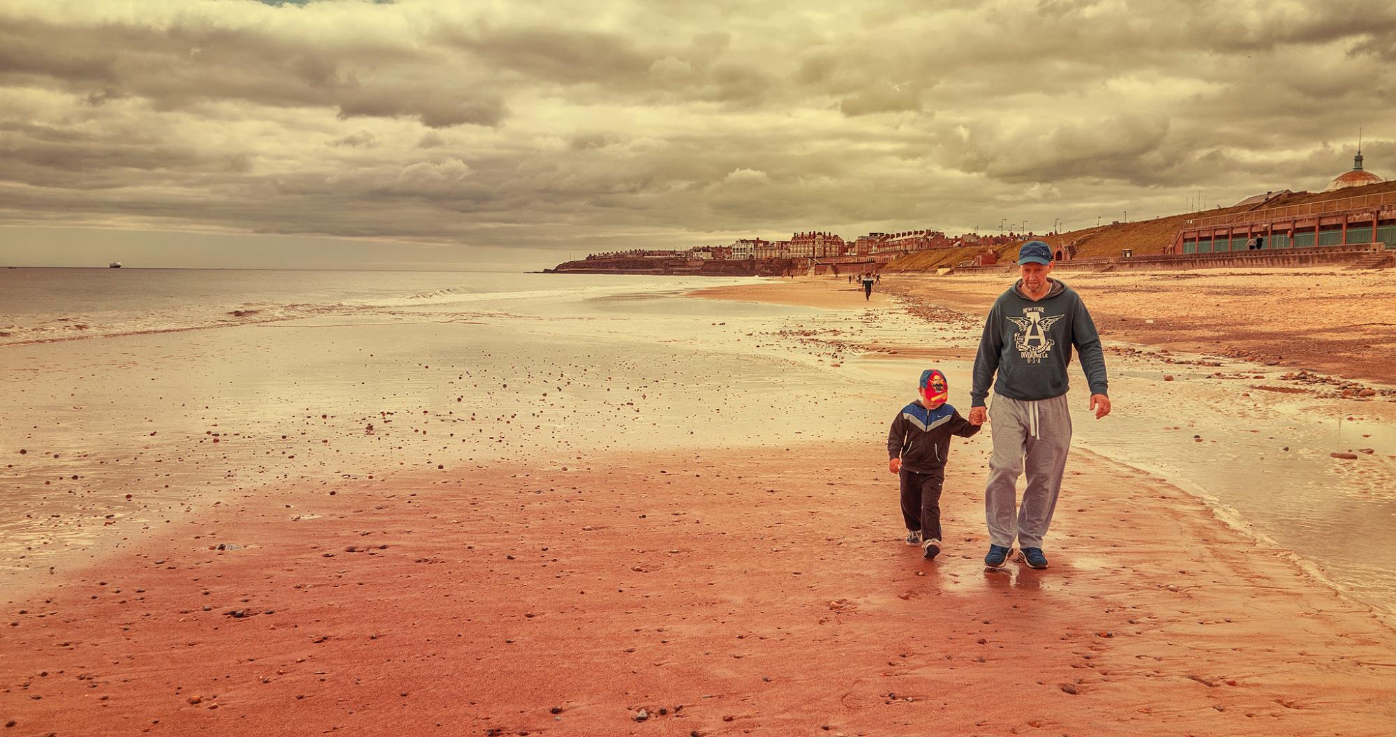 爱心常相伴|爸爸为女儿做示范, 穿裙子时的坐姿很重要! 网友：笑着笑着就哭了