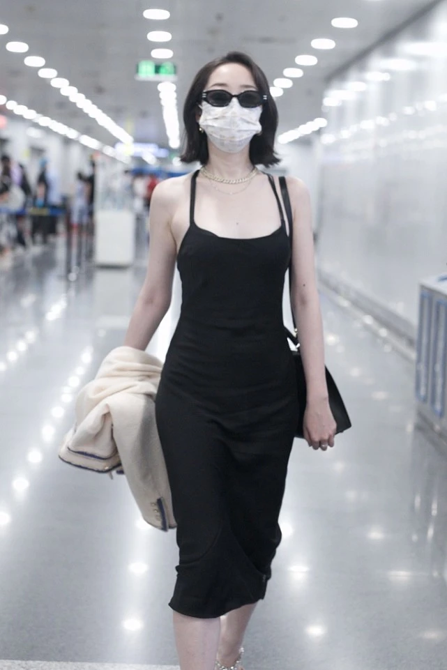 大表姐的时尚圈|蒋梦婕大胆又会穿，把“睡衣风”裙子穿得很高级，让造型自信满满