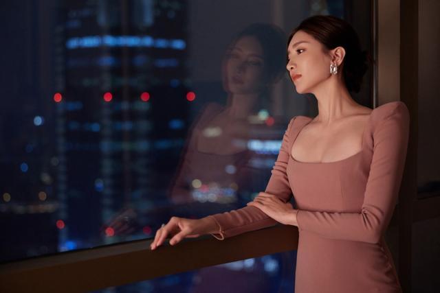 旗袍公馆 江疏影有“料”就是自信，穿裸色紧身裙曲线惊艳，大领口抢走焦点