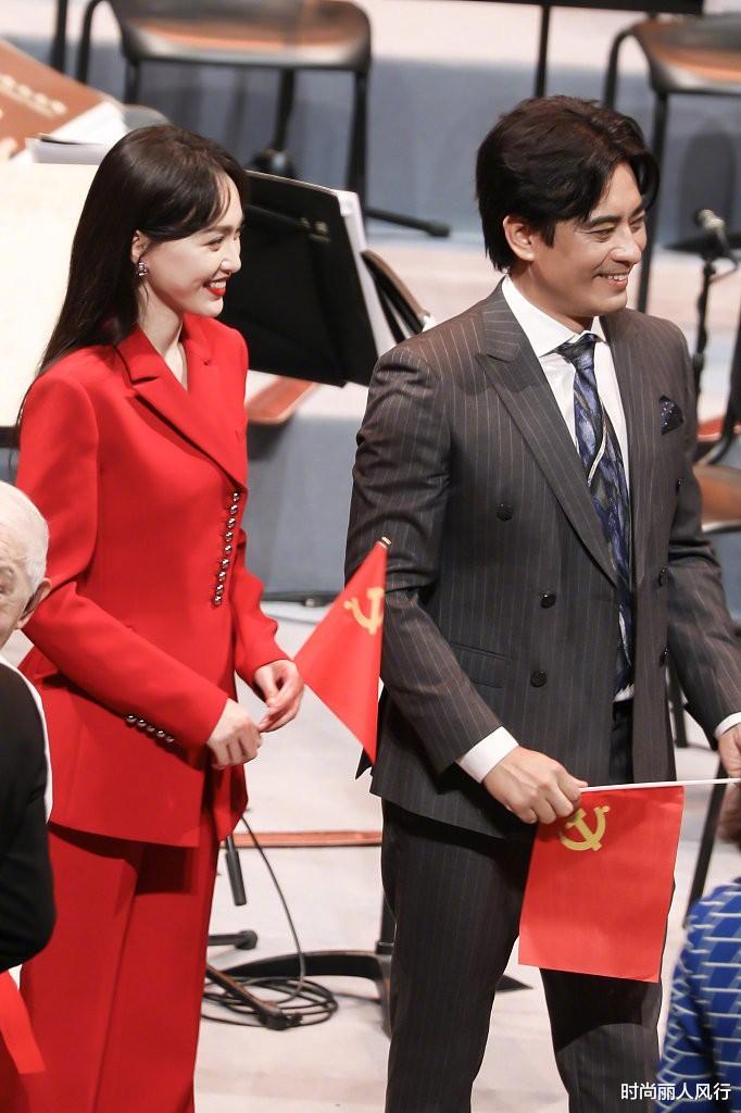 时尚丽人风行|唐嫣换脸变“央视脸”不敢认！穿中国红气场全开，在楼梯间凹造型