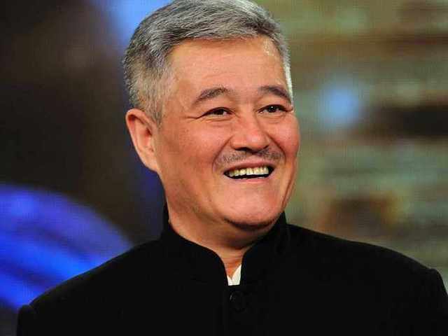 赵本山|一次,赵本山看望父亲,一进门,父亲就把桌子掀翻了