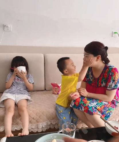 奇奇|田静晒全家出行照，许妈被护在中间，奇奇成奶奶的“小挂件”