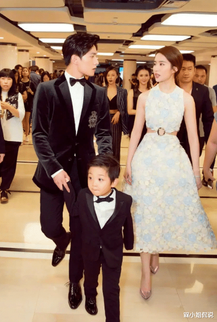 刘亦菲|刘亦菲“一家三口”走红毯，穿花瓣露腰裙清新甜美，和杨洋真般配