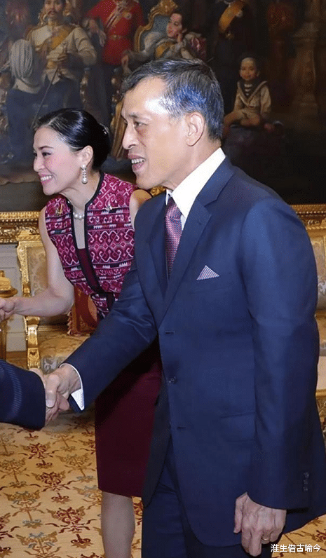 饮食 贵妃首次以泰王情人身份露面，学婆婆穿炮筒裤，红唇卷发比王后美