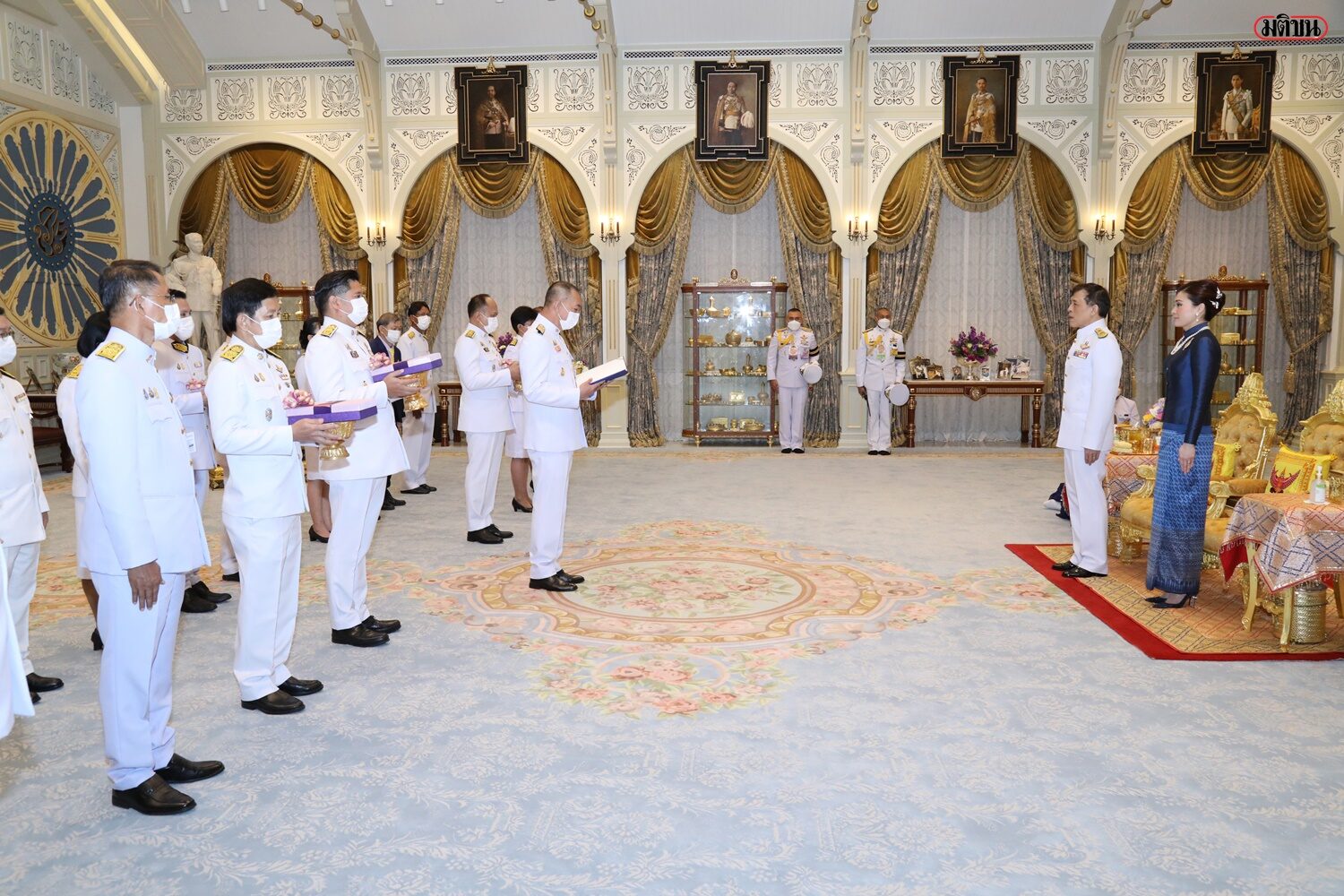 苏提达|泰王连续两天撇下贵妃！苏提达单独陪伴，穿紫裙亮相站得像木头人
