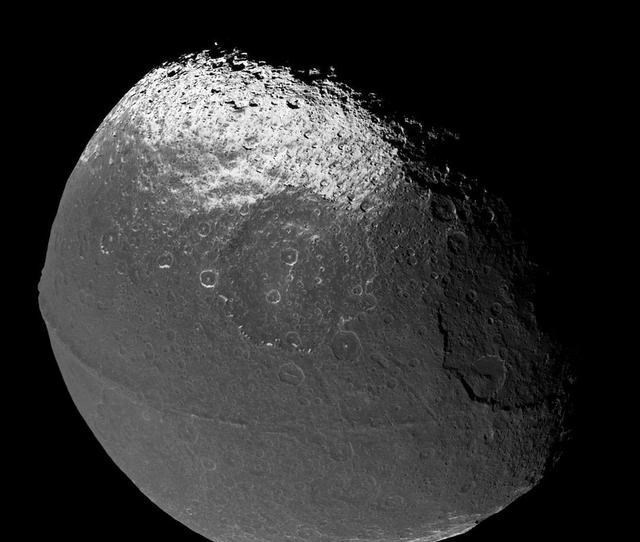 土星 表面“焊缝”长达1300公里，13亿千米外的整颗星球是废弃的飞船？