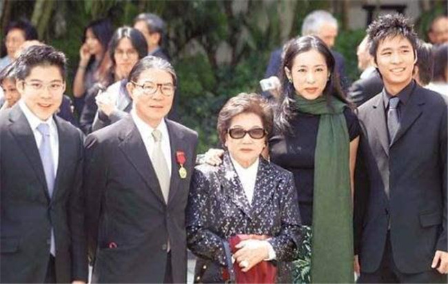 霍启山|多情的霍启山:恋过章子怡,错过何超莲,最听大嫂郭晶晶的话