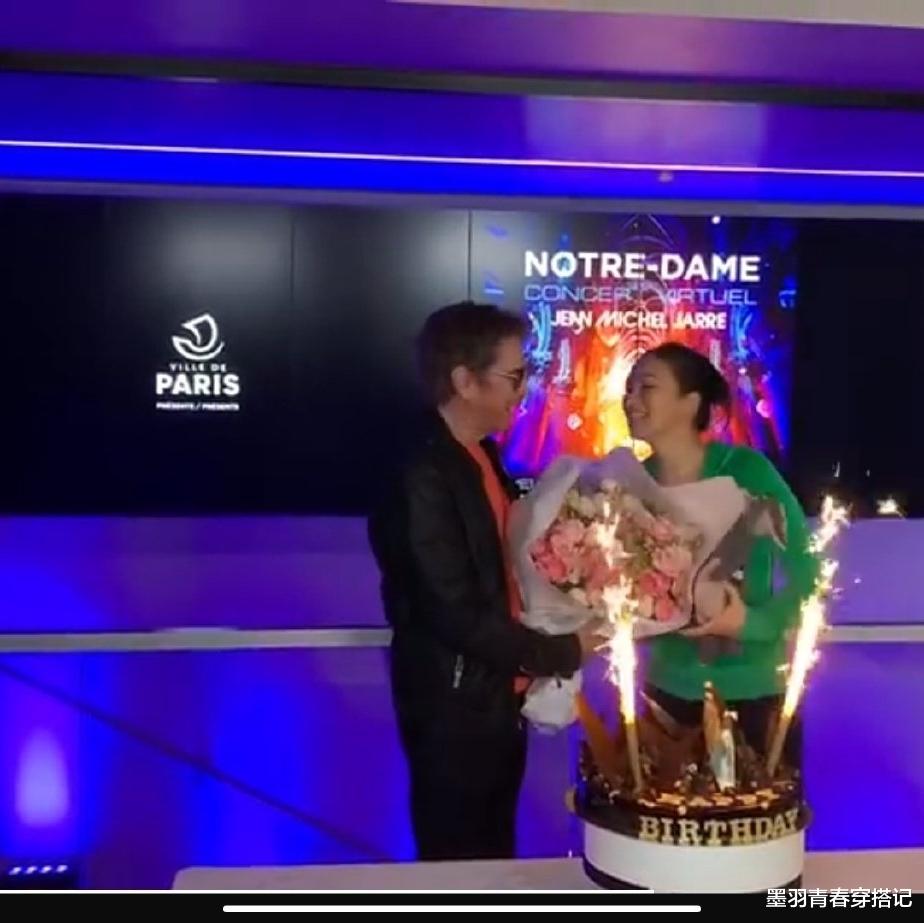 巩俐|巩俐和老公逛街，穿皮草踩毛绒靴太土气，大17岁老公更显年轻