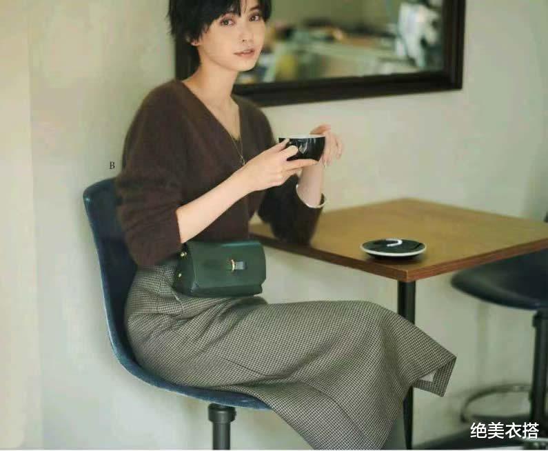 绝美衣搭 “棕褐色”优雅？别轻信！不懂“挑色+配色”，越穿越土气