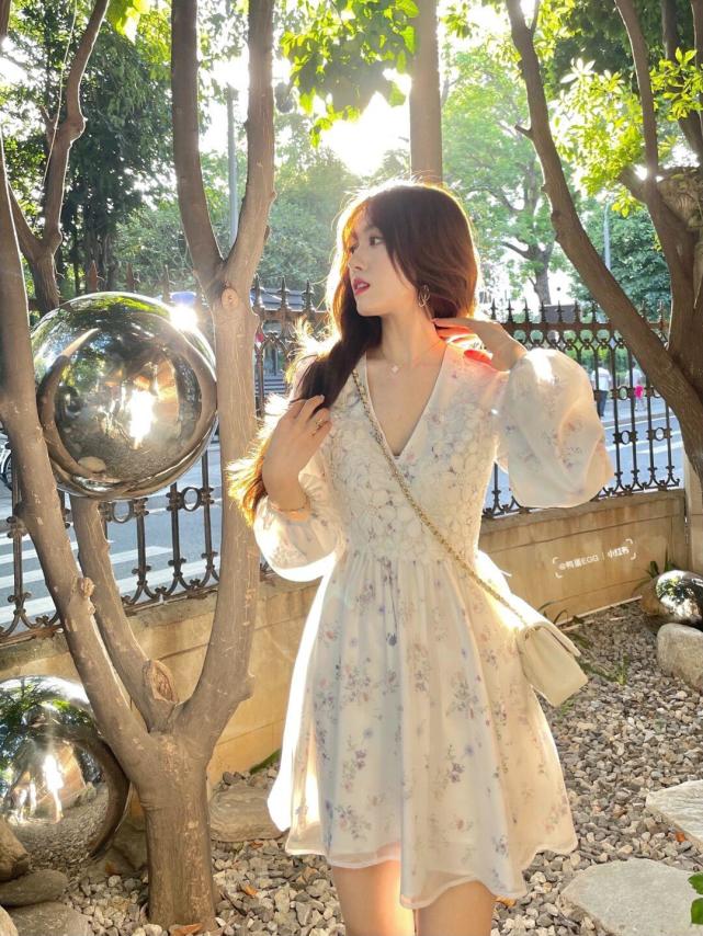 何有强 优雅女人早秋都穿“连衣裙”,为你分享时髦的搭配经验,温婉知性才是美